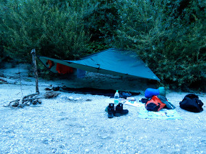 Nachtlager am Flussufer der Soca
