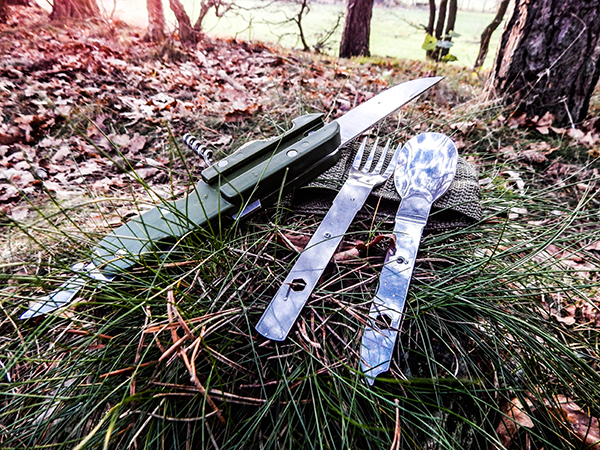 Outdoor Essen Essbesteck - Messer, Gabel und Löffel in der Einzelansicht im Wald